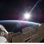 شمس متوهجة و هلال أرضي من محطة الفضاء الدولية.