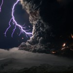 رماد و برق فوق بركان أيسلندا