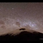 غيوم و نجوم فوق بركان كوتوباكسي بالأكوادور