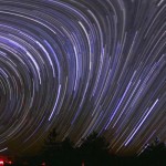 منظر شامل لمسارات النجوم في سماء منحنية