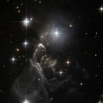 IRAS 05437+2502: سحابة نجمية غامضة عبر هابل
