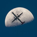 طائرة أمام القمر