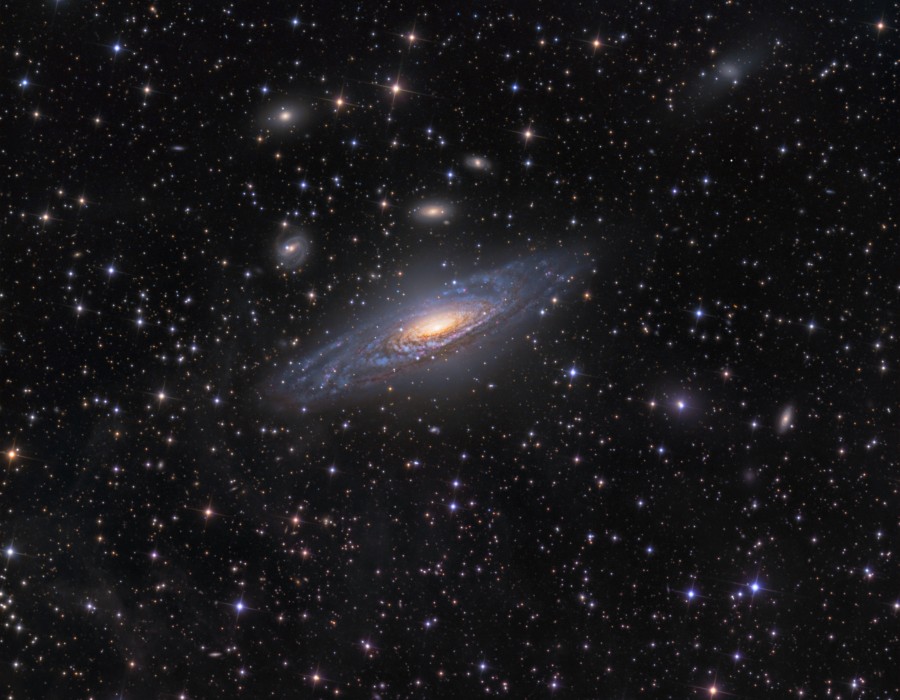 مجرة NGC 7331 و ما ورائها