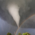 إعصار و قوس قزح فوق كنساس