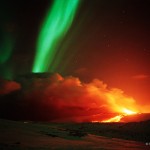 بركان وشفق قطبي في آيسلندا