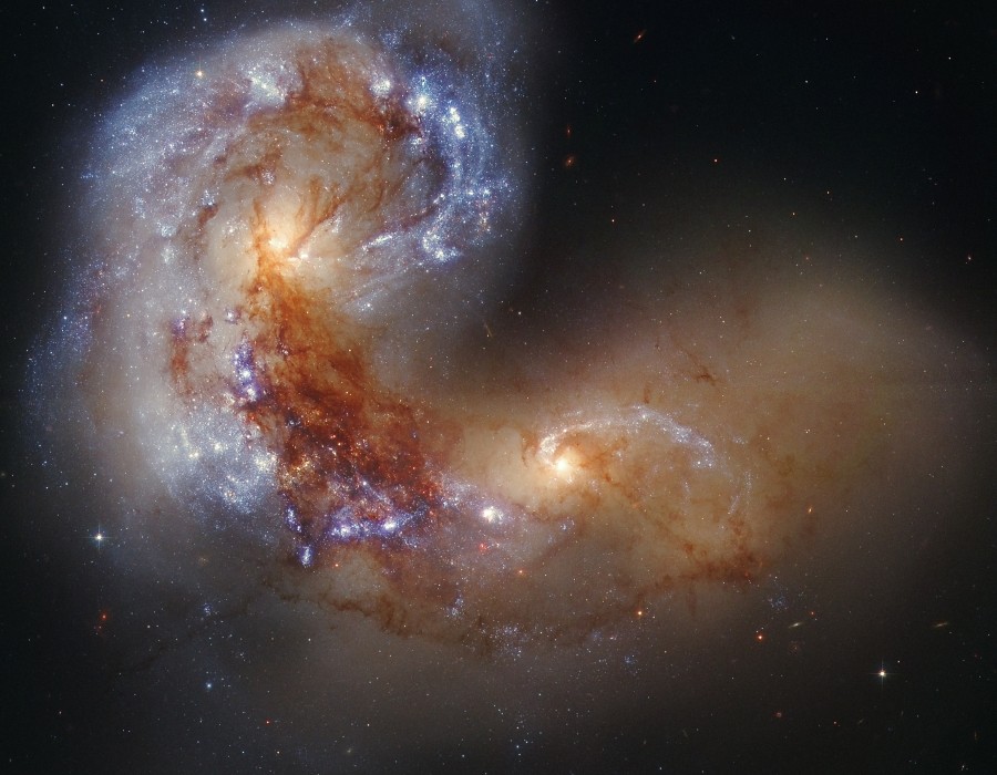 المجرة اللولبية NGC 4038 في حالة اصطدام