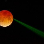 القمر الأحمر والشعاع الأخضر
