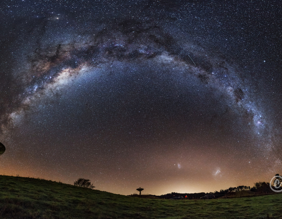 ثلاث مجرات فوق نيوزيلندا