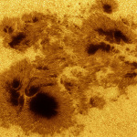 AR 2192 : عملاق على سطح الشمس