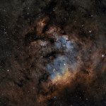 النجوم وأعمدة الغبار في NGC 7822 من التلسكوب وايز
