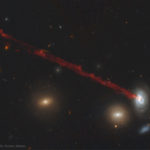 الذيل الغازي الطويل للمجرة الحلزونية D100