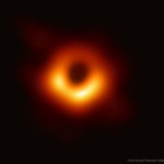 أول صورة بمقياس الأفق لثقب أسود