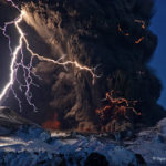 رماد وبرق فوق بركان آيسلندي