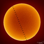 عبور  محطة الفضاء الدولية أمام قرص الشمس الخالي من البقع