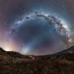 مجرة درب التبانة والضوء البروجي فوق سماء الشيلي