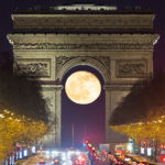 القمر من خلال قوس النصر (Arc de Triomphe)