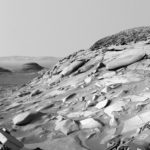 التلال الصخرية المسطحة على سطح المريخ