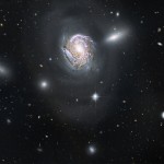 NGC 4911: مجرة حلزونية تغوص ضمن الحشد الكثيف