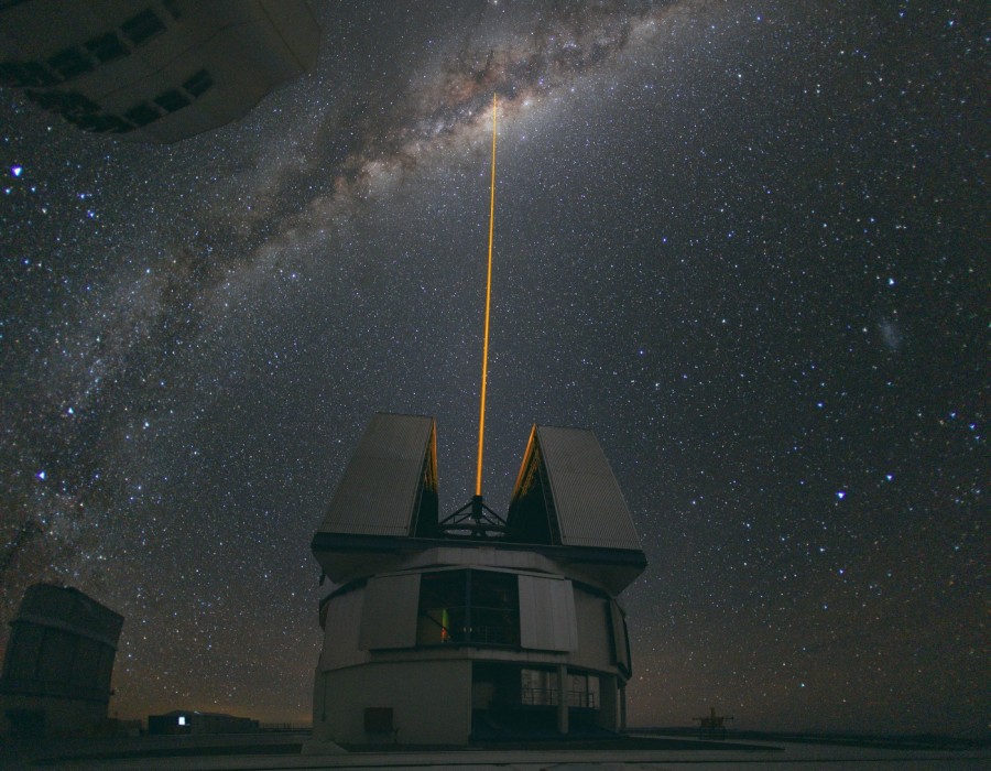 أشعة الليزر نحو مركز المجرة