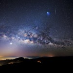 صاروخ و نيزك ومجرة درب التبانة معا فوق سماء تايلاندا